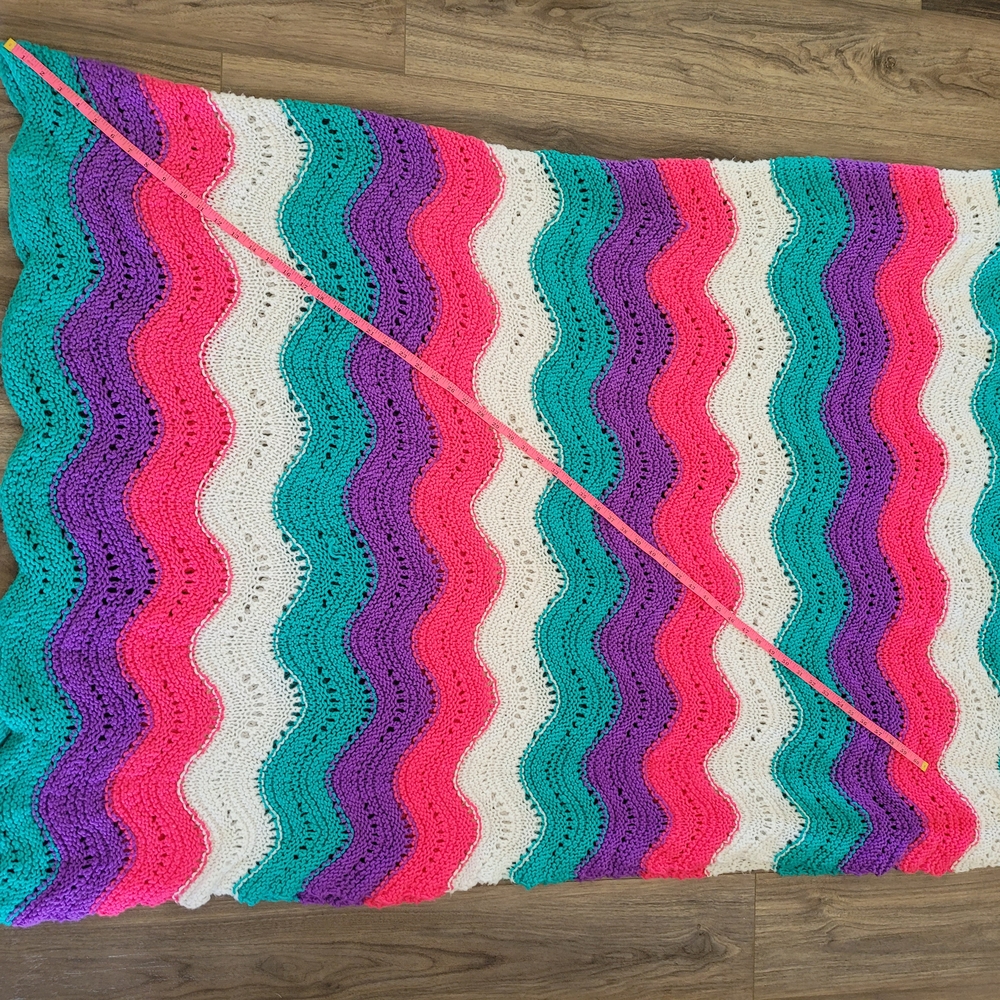 Hand-made Colorful Wave Pattern blanket - Picture 5 of 8